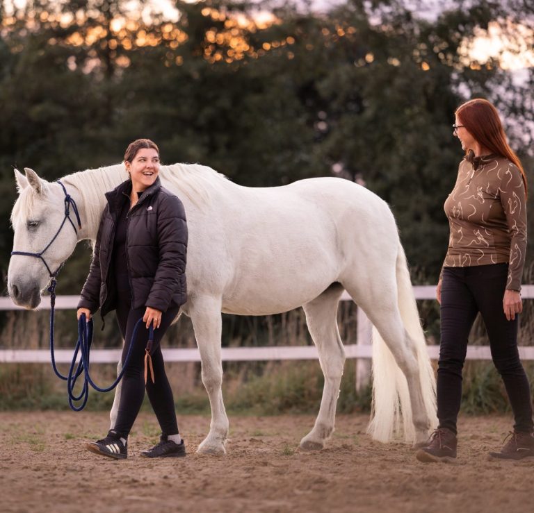 Annette Lüderitz beim Coaching mit einer Kundin auf dem Reitplatz